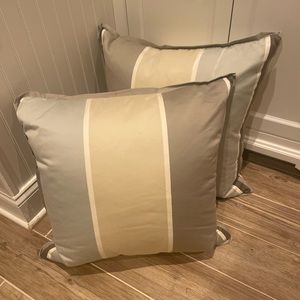 Set of two medium pillows